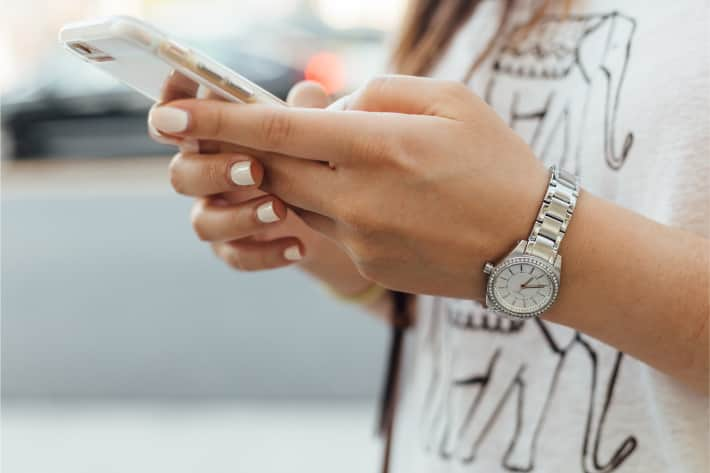 一名女子搜尋其 iPhone 中是否有 iPhone 病毒。