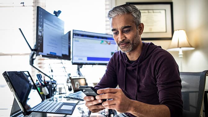 Un homme travaillant depuis son domicile. La tendance au travail à distance a augmenté le nombre de terminaux dans la plupart des entreprises.