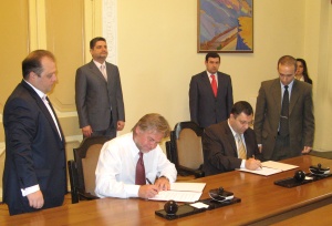 Eugene Kaspersky (seated, left) and Nerses Yeritsyan sign the Memorandum of Understanding